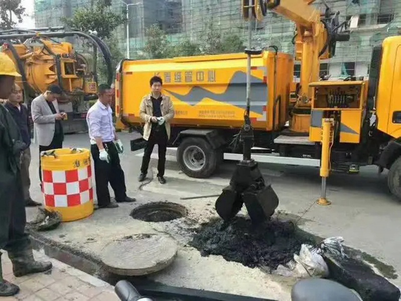 平凉街道：网格员化身“清道夫”，为民解忧疏通“堵心”化粪池