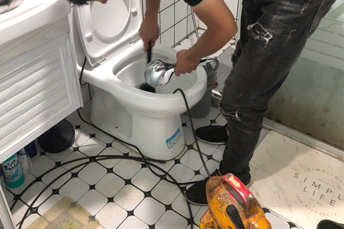 平凉马桶堵塞自己疏通还是找师傅?专业上门服务让你省时更省心